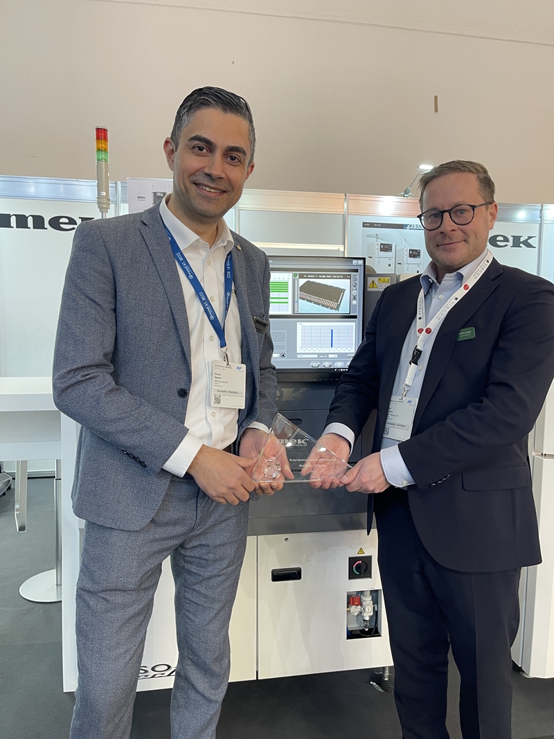 El director de ventas de Mek, Shoich Rashid (izquierda), entrega el premio «Distribuidor del año» de Mek a Matti Luotola, director comercial de SMT-Renting.